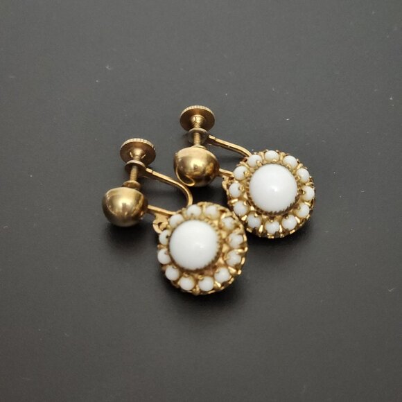 Vintage RARE Vargas Gold Filled White Confetti Flower Bead Screw On Earrings - Picture 2 of 10